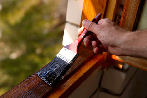 Cómo barnizar las ventanas de madera exteriores