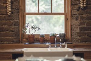 Evita el mantenimiento en las ventanas de madera